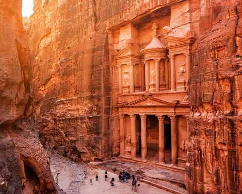 The-Treasury-at-the-Old-City-Petra-in-Jordan-860x591-1